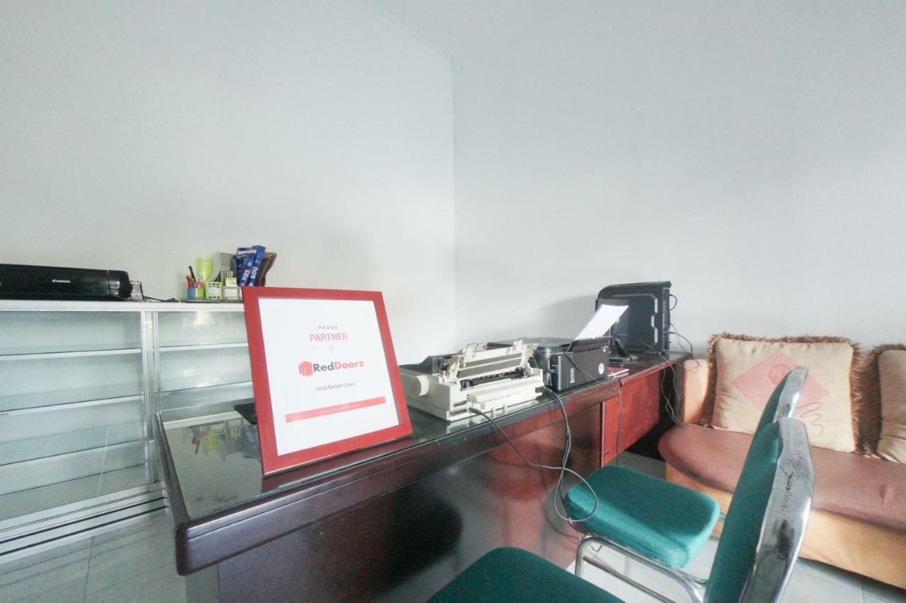 Reddoorz Syariah Near Mall Roxy Banyuwangi 2 Exterior photo