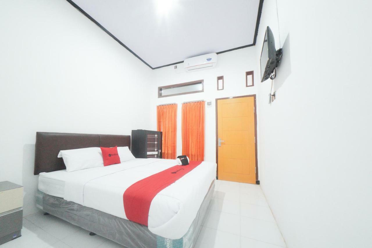 Reddoorz Syariah Near Mall Roxy Banyuwangi 2 Exterior photo
