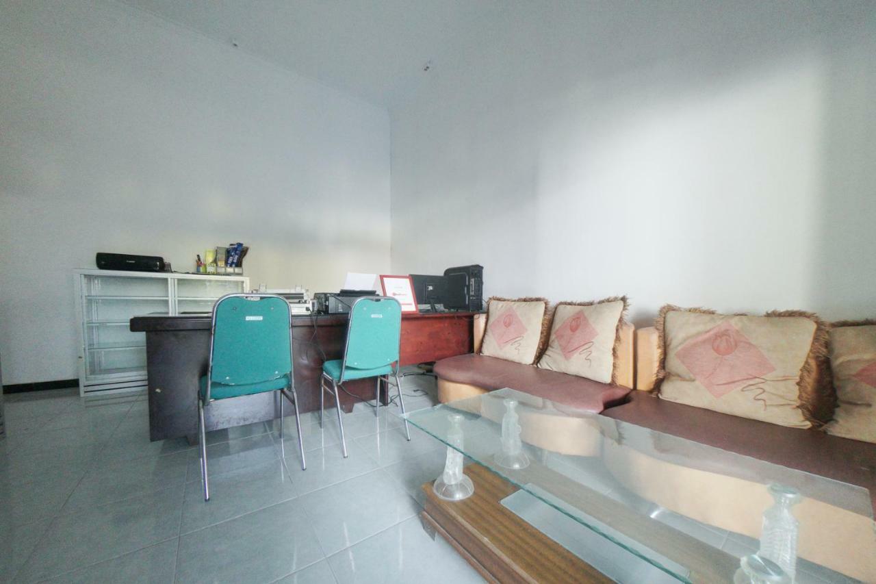Reddoorz Syariah Near Mall Roxy Banyuwangi 2 Exterior photo