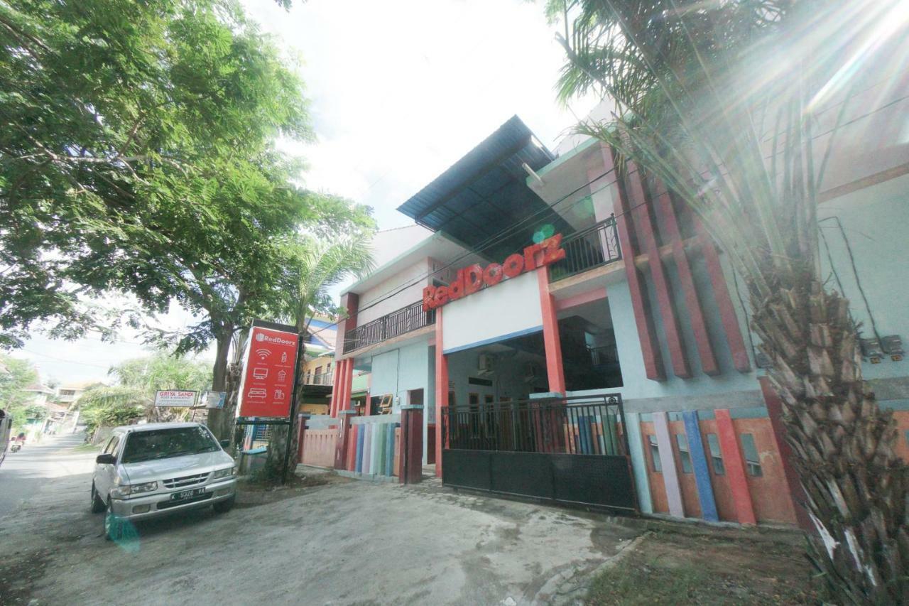 Reddoorz Syariah Near Mall Roxy Banyuwangi 2 Exterior photo