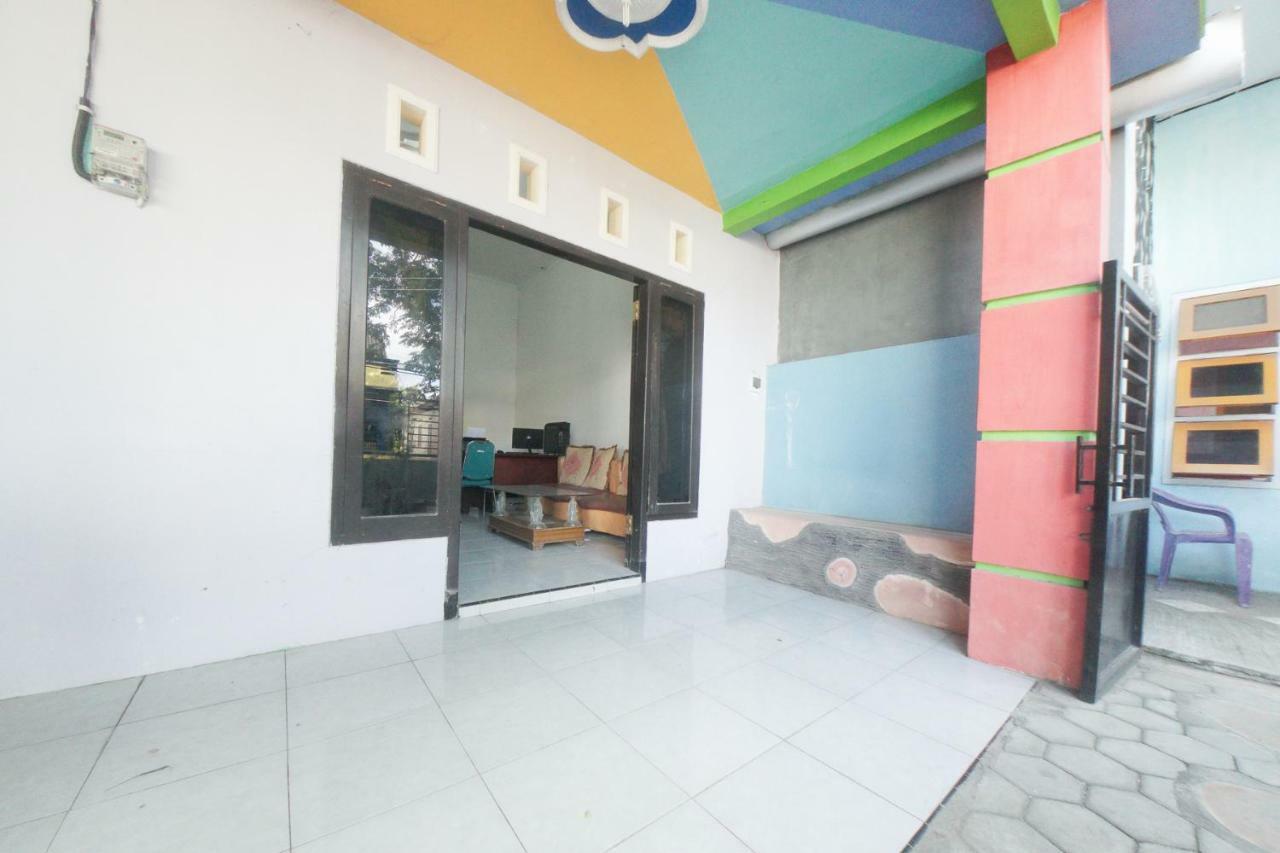 Reddoorz Syariah Near Mall Roxy Banyuwangi 2 Exterior photo