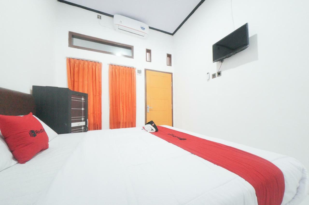 Reddoorz Syariah Near Mall Roxy Banyuwangi 2 Exterior photo