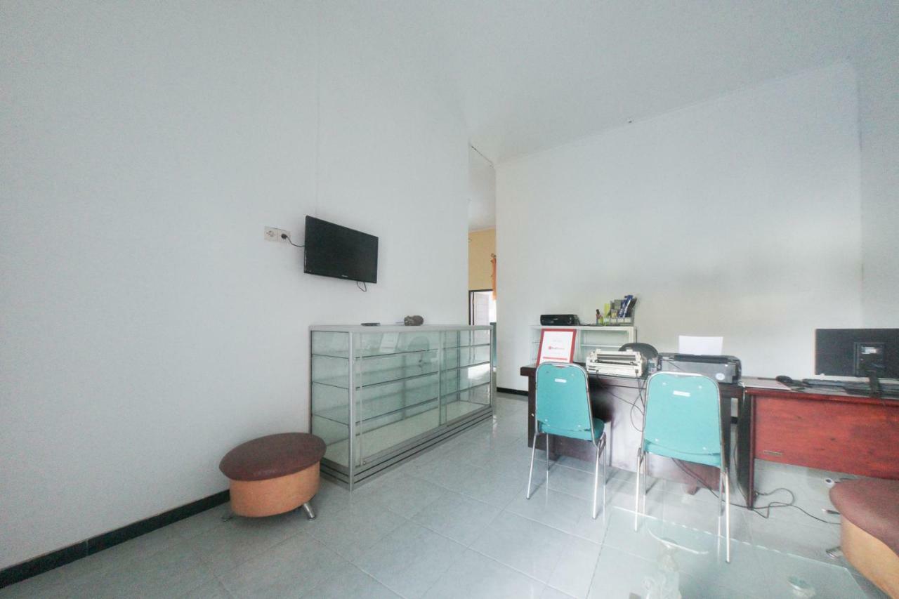 Reddoorz Syariah Near Mall Roxy Banyuwangi 2 Exterior photo